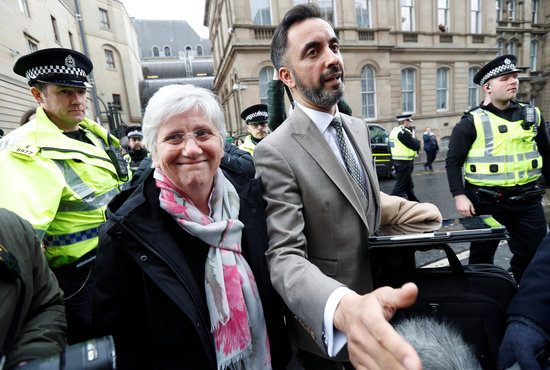 Clara Ponsatí and her lawyer, Aamer Anwar, after the judge ruled the deposed minister could go free on bail on March 28 2018 (photo courtesy of REUTERS / Russell Cheyne)